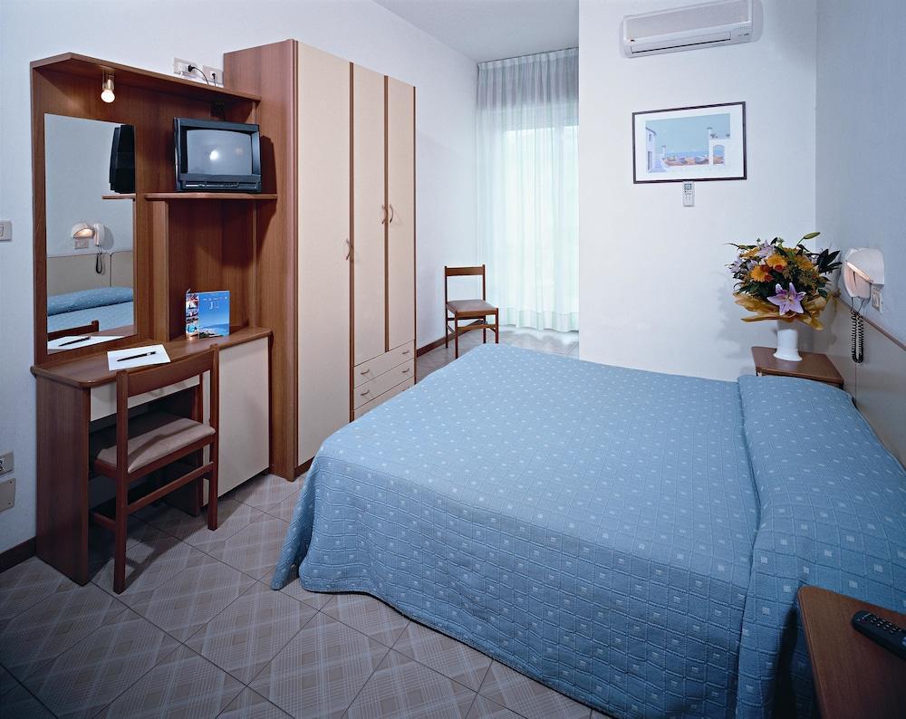 Hotel Madrid Римини Экстерьер фото