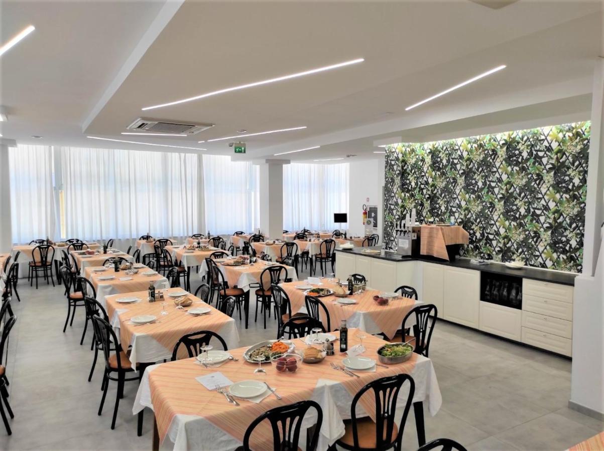 Hotel Madrid Римини Экстерьер фото