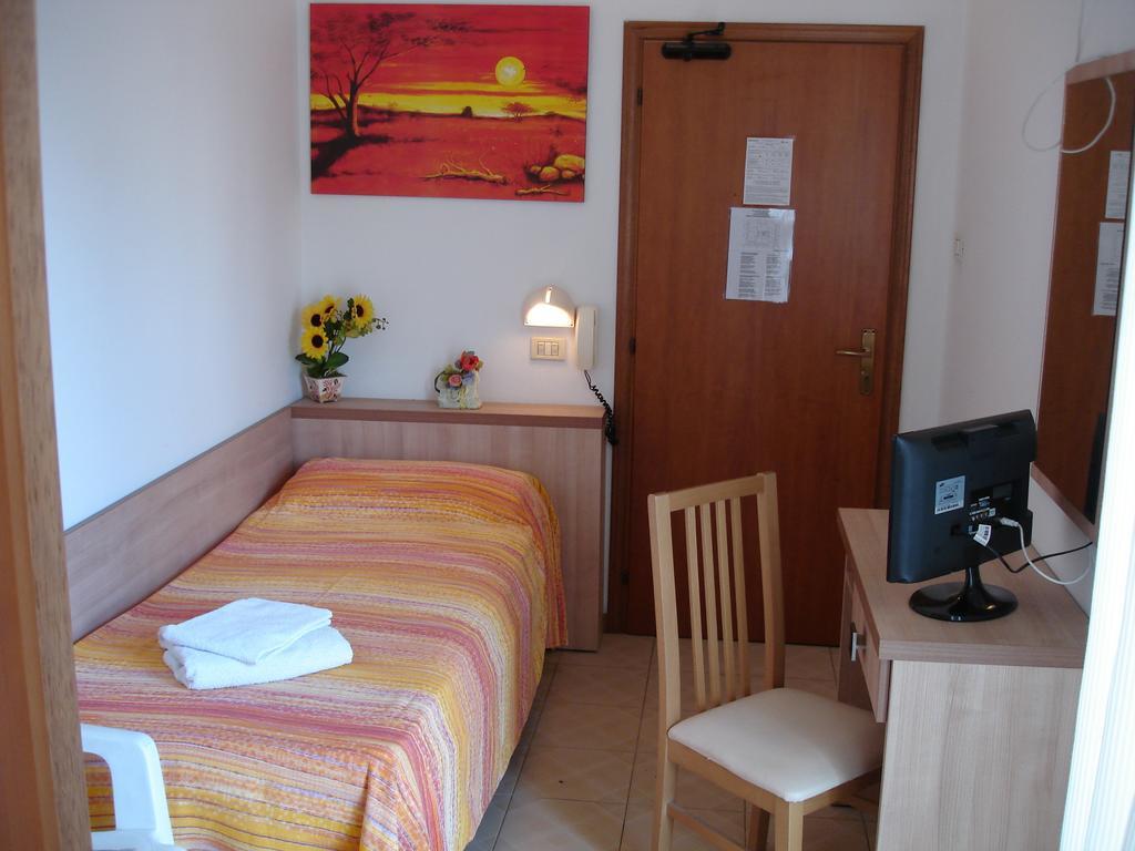 Hotel Madrid Римини Экстерьер фото