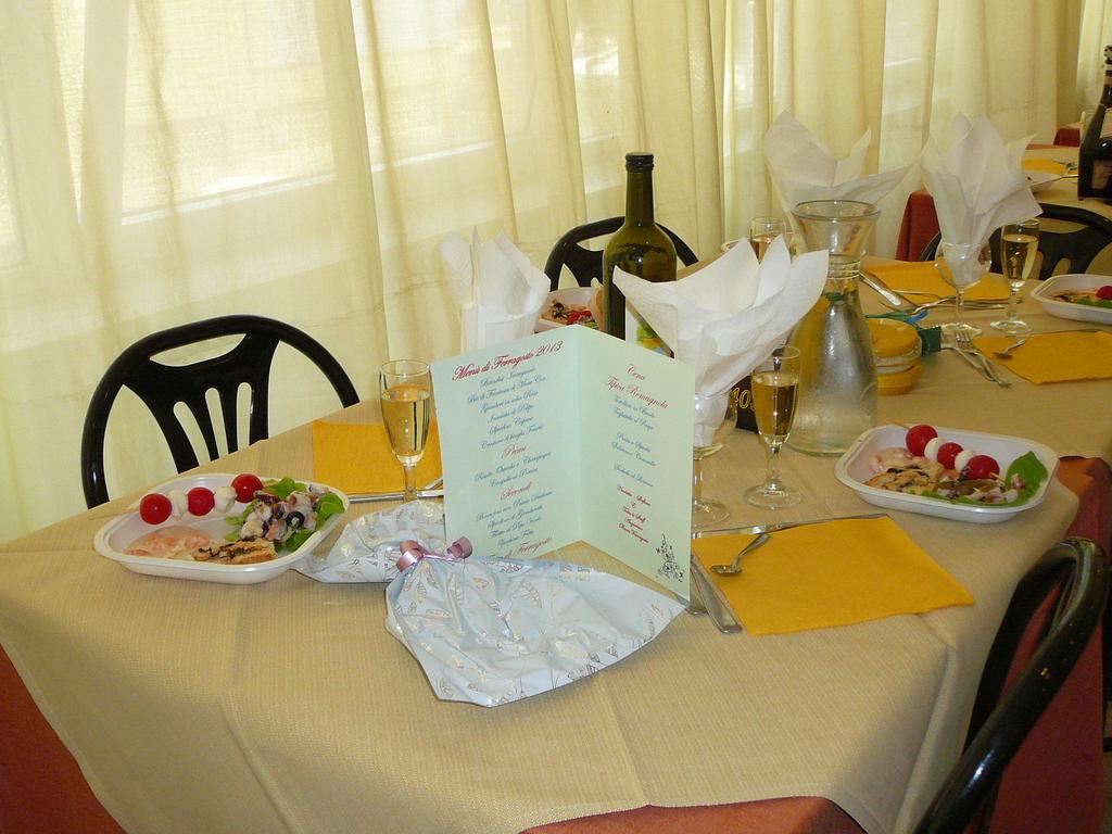 Hotel Madrid Римини Экстерьер фото