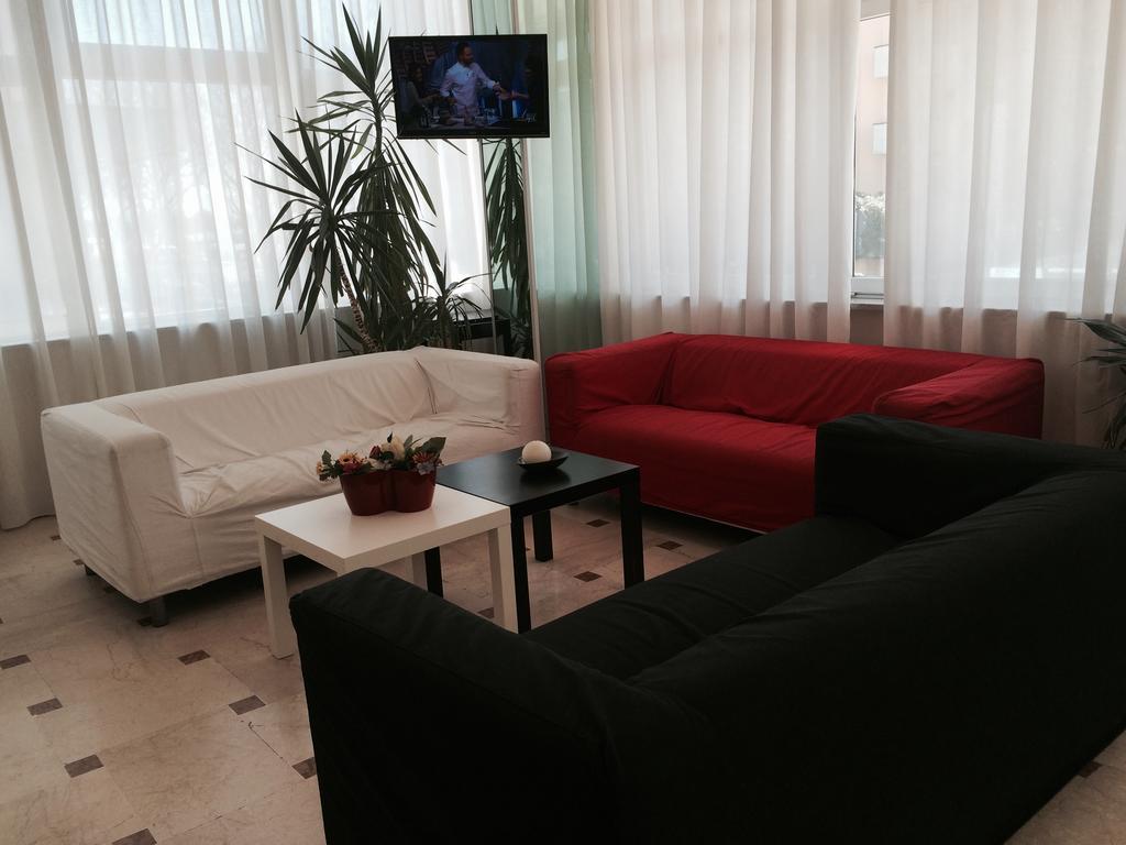 Hotel Madrid Римини Экстерьер фото