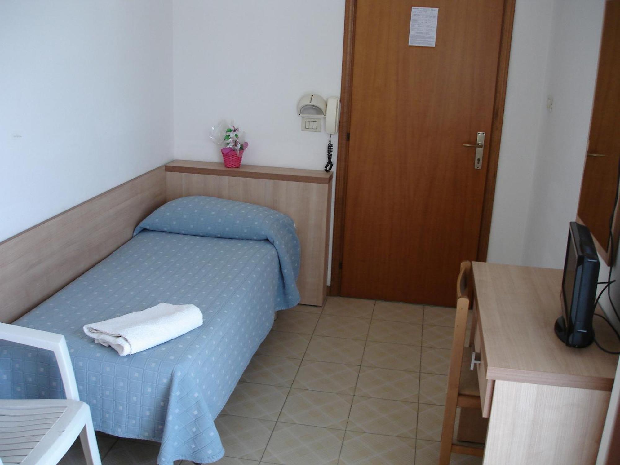 Hotel Madrid Римини Экстерьер фото