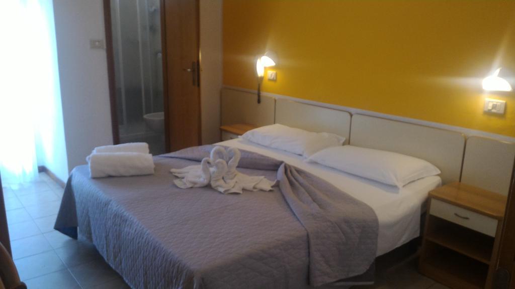 Hotel Madrid Римини Экстерьер фото