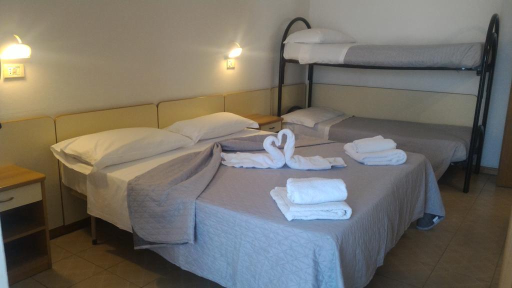 Hotel Madrid Римини Экстерьер фото