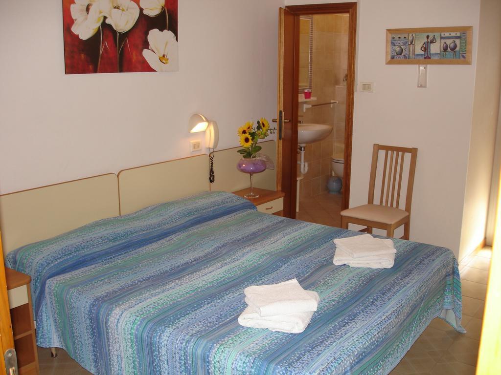 Hotel Madrid Римини Экстерьер фото